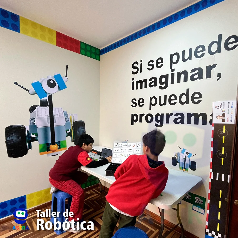 Niños de 5 a 8 años armando robot